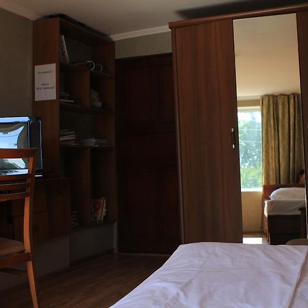Holiday Hostel House Biskek Kültér fotó